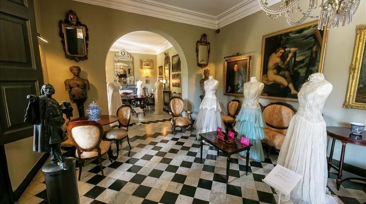 El salón principal de la Casa Rocamora, con los vestidos de novia de la Fundació Montpalau El salón principal de la Casa Rocamora, con los vestidos de novia de la Fundació Montpalau