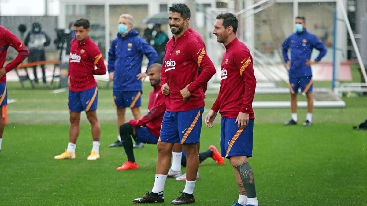 Suárez y Messi, en el entrenamiento de este miércoles en la ciudad deportiva del Barça. Suárez y Messi, en el entrenamiento de este miércoles en la ciudad deportiva del Barça.