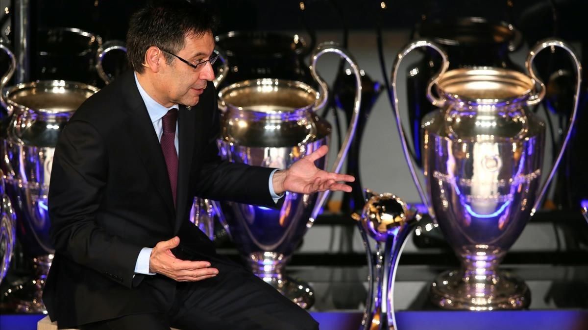 Josep Maria Bartomeu, con los trofeos conquistados por el Barça durante el homenaje a Andrés Iniesta. Josep Maria Bartomeu, con los trofeos conquistados por el Barça durante el homenaje a Andrés Iniesta.
