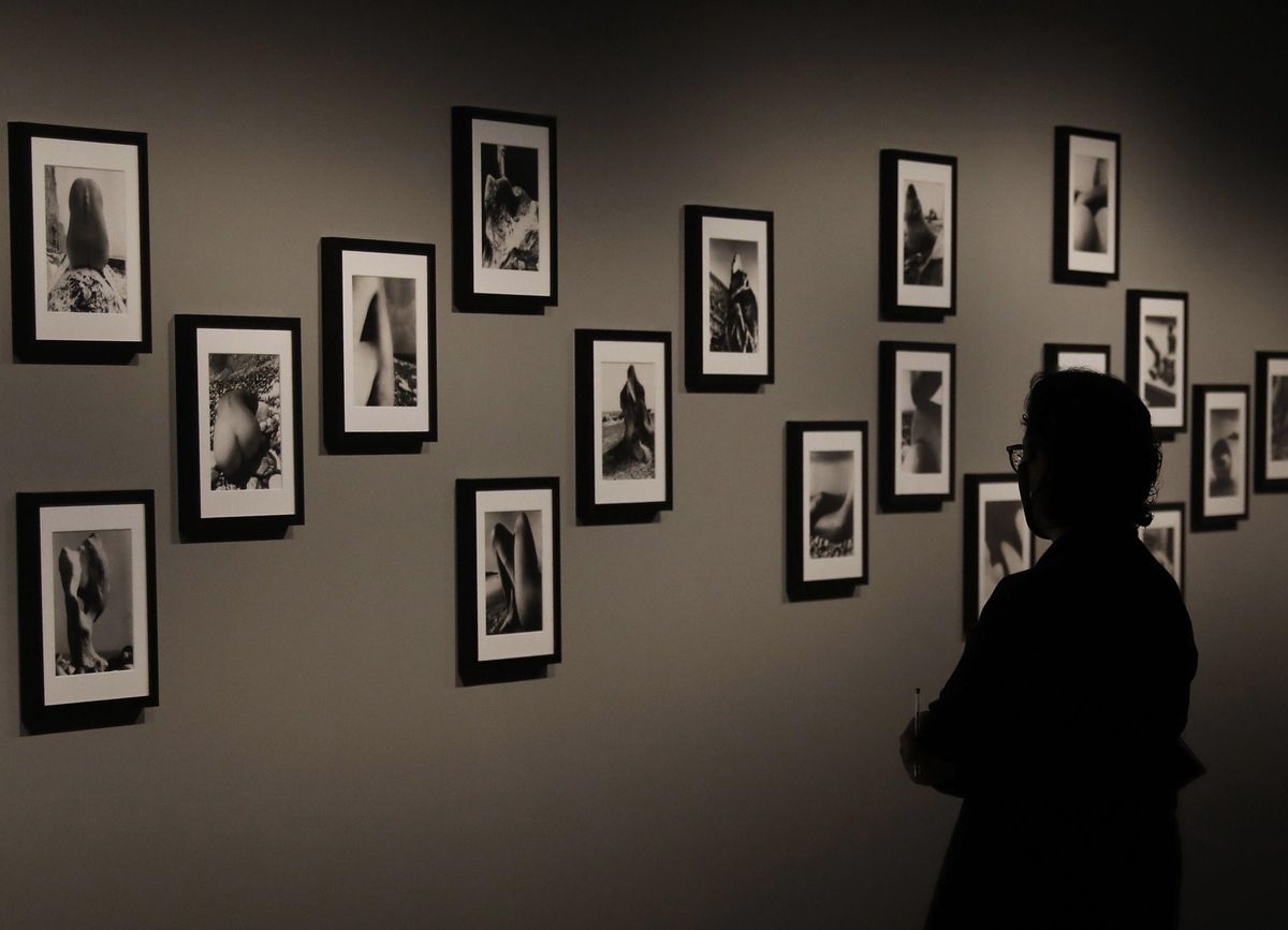 Una visitante ante unas fotografías de Bill Brandt, en la exposición a su paso por Barcelona. Una visitante ante unas fotografías de Bill Brandt, en la exposición a su paso por Barcelona.
