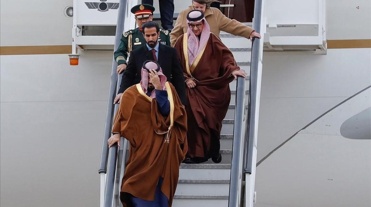 El príncipe heredero saudí, Mohamed Bin Salman, llega a Torrejón de Ardoz (Madrid), este jueves. 
