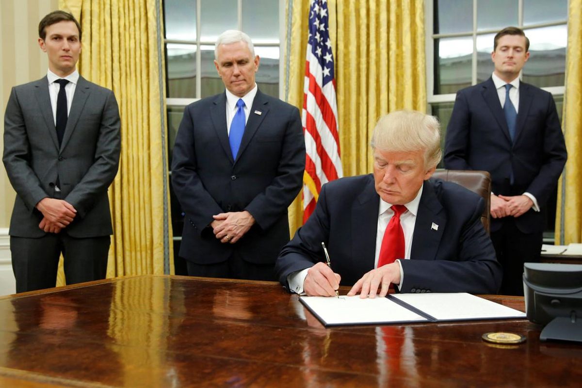 Trump firma sus primeros decretos en la Casa Blanca. Trump firma sus primeros decretos en la Casa Blanca.