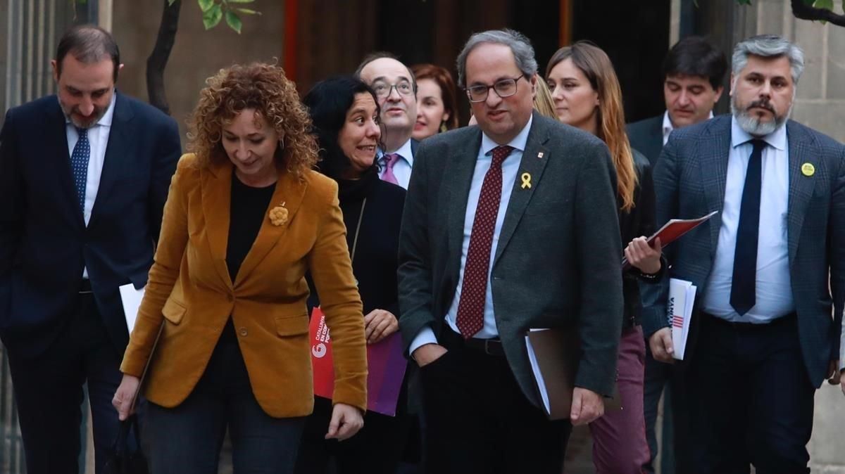 Políticos de diversos partidos, se han reunido en la ’la mesa de diálogo’, esta tarde en el Palau de la Generalitat. Políticos de diversos partidos, se han reunido en la ’la mesa de diálogo’, esta tarde en el Palau de la Generalitat.