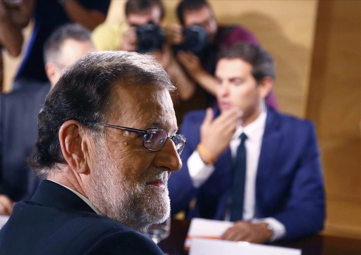 El presidente del Gobierno en funciones y líder del PP, Mariano Rajoy, en la firma del pacto de investidura con el jefe de Ciudadanos, Albert Rivera. El presidente del Gobierno en funciones y líder del PP, Mariano Rajoy, en la firma del pacto de investidura con el jefe de Ciudadanos, Albert Rivera.