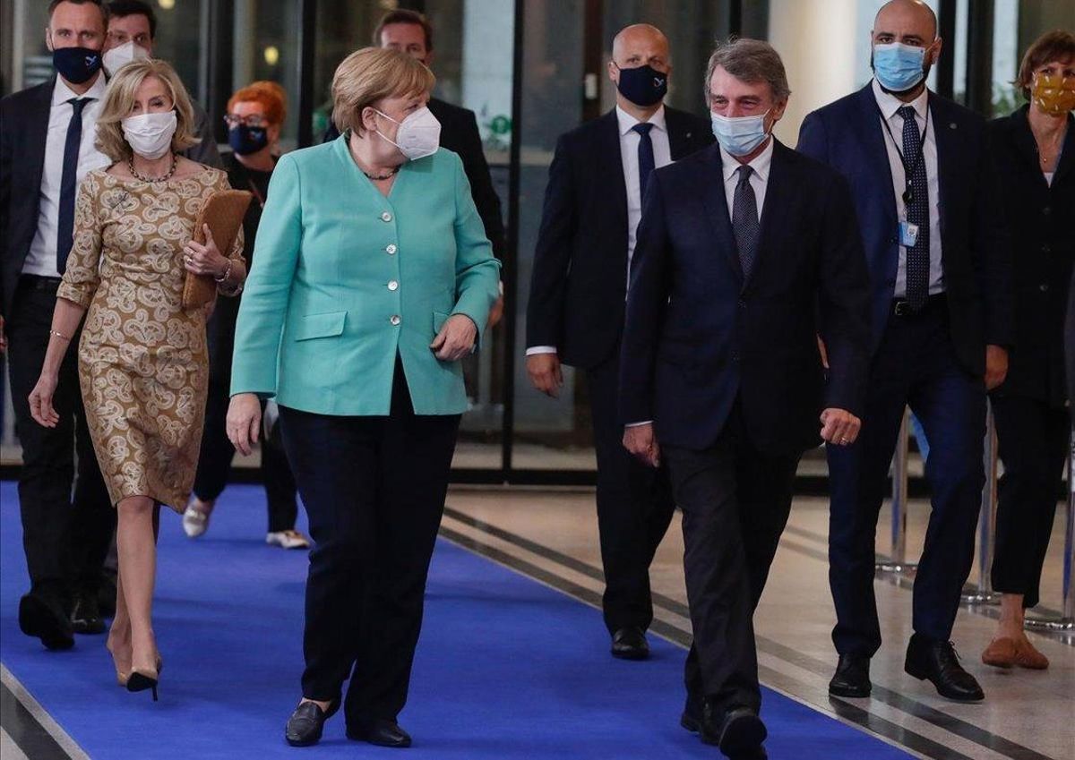 Merkel y Sassoli, al llegar al Parlamento Europeo en Bruselas. Merkel y Sassoli, al llegar al Parlamento Europeo en Bruselas.
