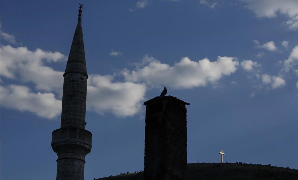 Minarete de una mezquita de Mostar, donde parte la acción de la novela. Minarete de una mezquita de Mostar, donde parte la acción de la novela.