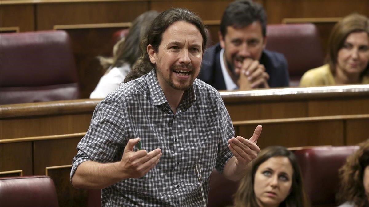 Pablo Iglesias responde a Pedro Sánchez desde su escaño, este lunes, durante el debate de investidura en el Congreso. Pablo Iglesias responde a Pedro Sánchez desde su escaño, este lunes, durante el debate de investidura en el Congreso.
