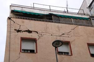 L’edifici del carrer de Granada de Badalona desallotjat per esquerdes haurà de ser demolit