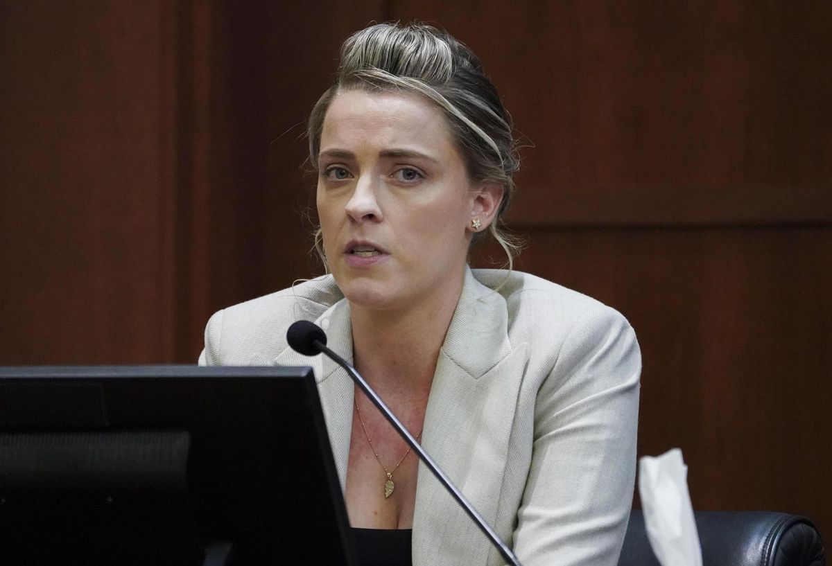 Whitney Henriquez, hermana de la actriz Amber Heard, testifica en el estrado durante el juicio por difamación de Johnny Depp. EFE/EPA/KEVIN LAMARQUE / Pool Whitney Henriquez, hermana de la actriz Amber Heard, testifica en el estrado durante el juicio por difamación de Johnny Depp. EFE/EPA/KEVIN LAMARQUE / Pool