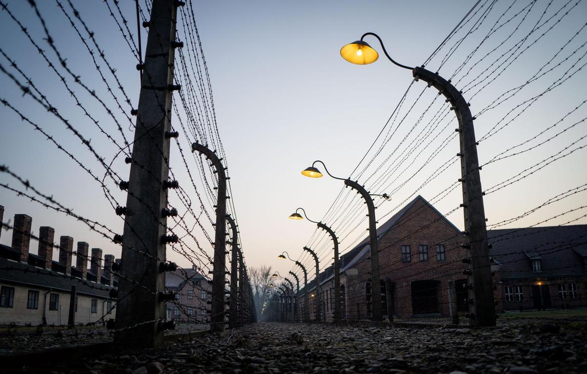 Una turista holandesa detenida por hacer el saludo nazi en Auschwitz