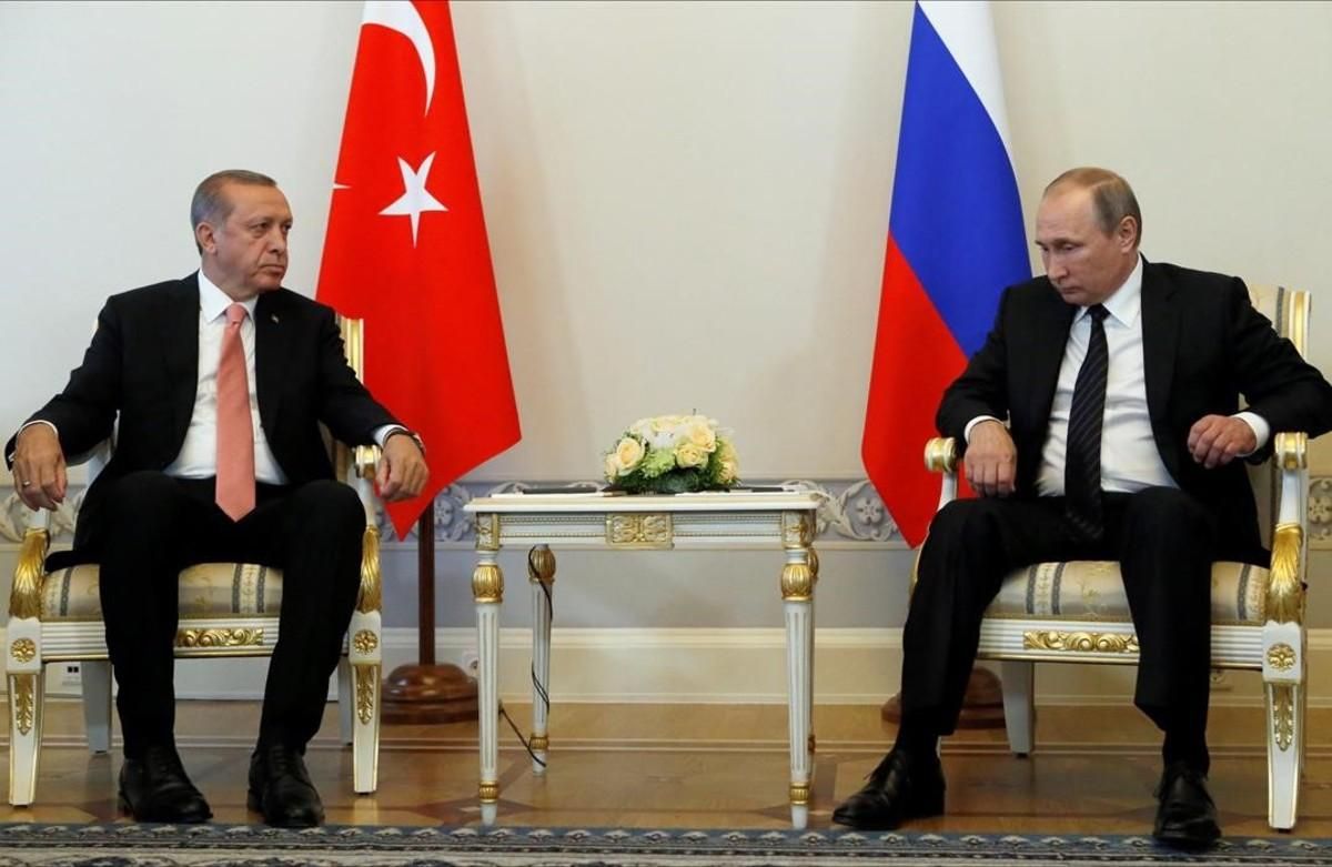 El presidente ruso Vladímir Putin y su homólogo turco Tayyip Erdogan en San Petesburgo. El presidente ruso Vladímir Putin y su homólogo turco Tayyip Erdogan en San Petesburgo.