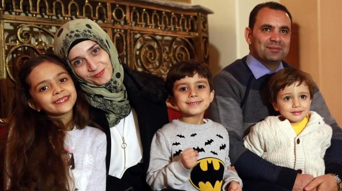 Bana Alabed con su madre, Fatemah Alabed, su hermano Nour C., su padre Ghassan Alabed t su hermano menor Laith R., durante una entrevista en Ankara (Turquía). El 22 de diciembre de 2016. Bana Alabed con su madre, Fatemah Alabed, su hermano Nour C., su padre Ghassan Alabed t su hermano menor Laith R., durante una entrevista en Ankara (Turquía). El 22 de diciembre de 2016.