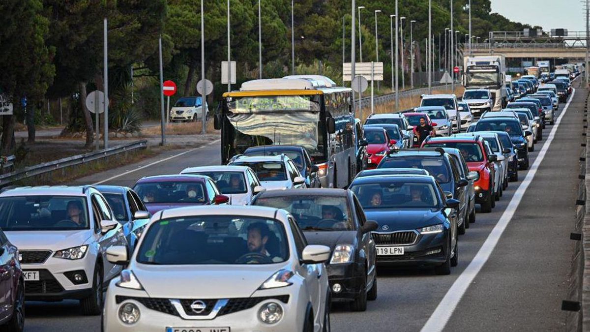 trafico colas retenciones en la c-31 Autovia de Castelldefels, dirección Castelldefels trafico colas retenciones en la c-31 Autovia de Castelldefels, dirección Castelldefels