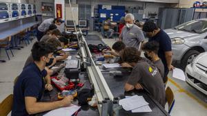 Alumnos de grado medio de Electromecánica, en la escuela Monlau de Barcelona.