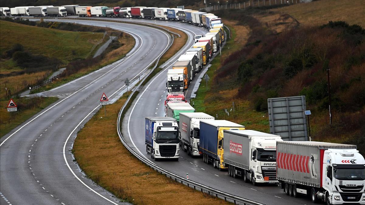 Numerosos camiones hacen cola para abordar los transbordadores en el puerto de Dover, el pasado 11 de diciembre.