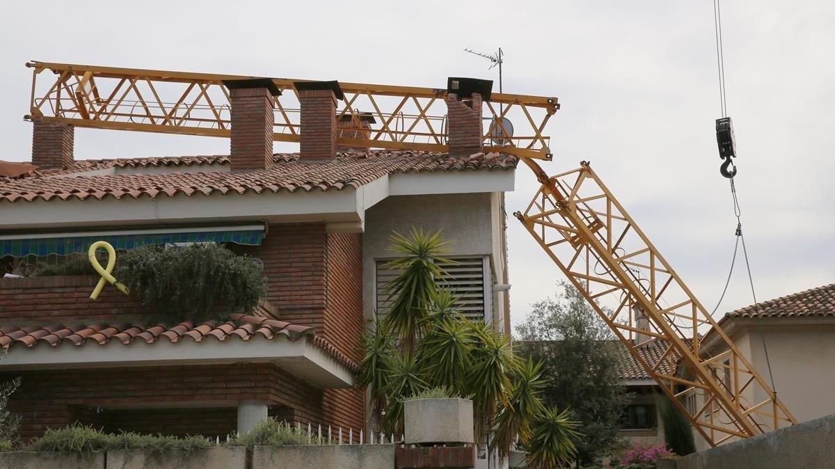 La grúa que ha causado la muerte a un operario en Sant Just Desvern. La grúa que ha causado la muerte a un operario en Sant Just Desvern.