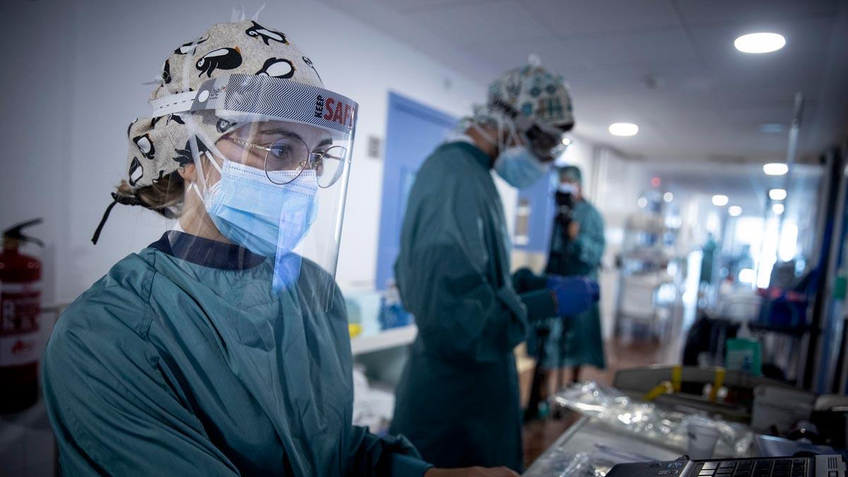 Médicos en la planta dedicada a enfermos con covid del Hospital del Mar.