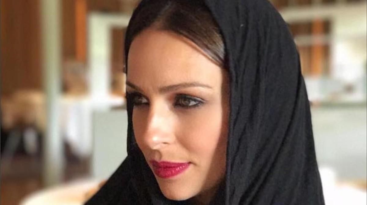 Una foto de la presentadora Eva González con ’hiyab’ desata la polémica. Una foto de la presentadora Eva González con ’hiyab’ desata la polémica.