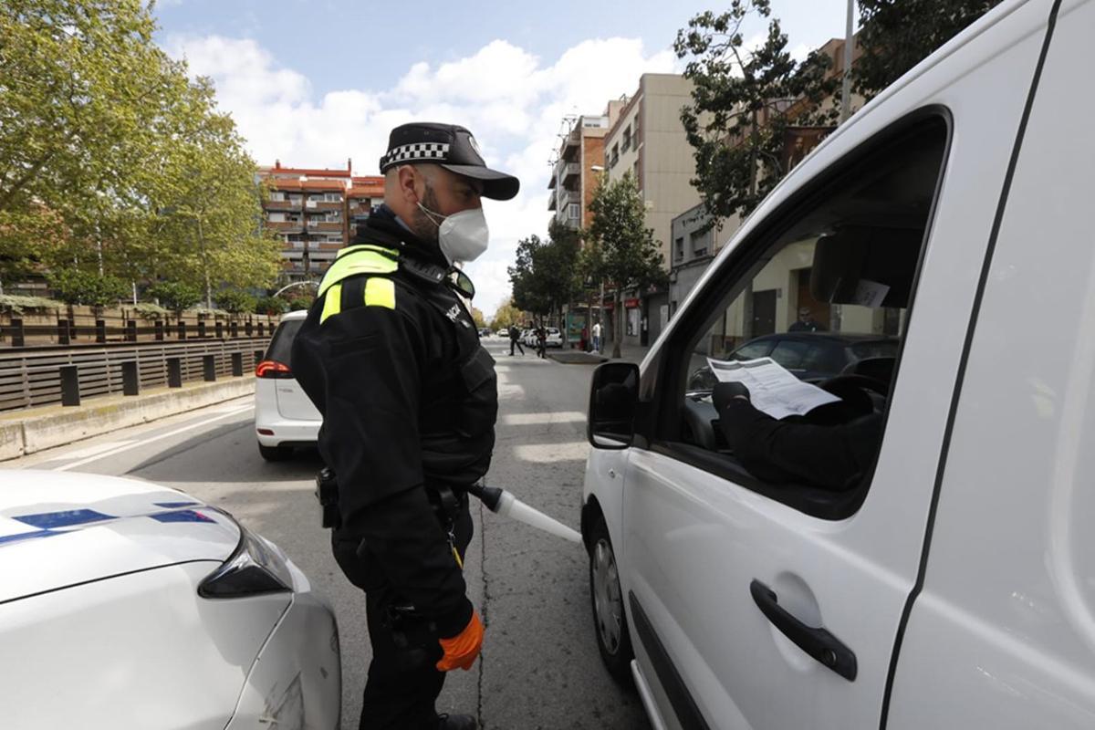 Control policial en Sant Boi durante el estado de alarma Control policial en Sant Boi durante el estado de alarma
