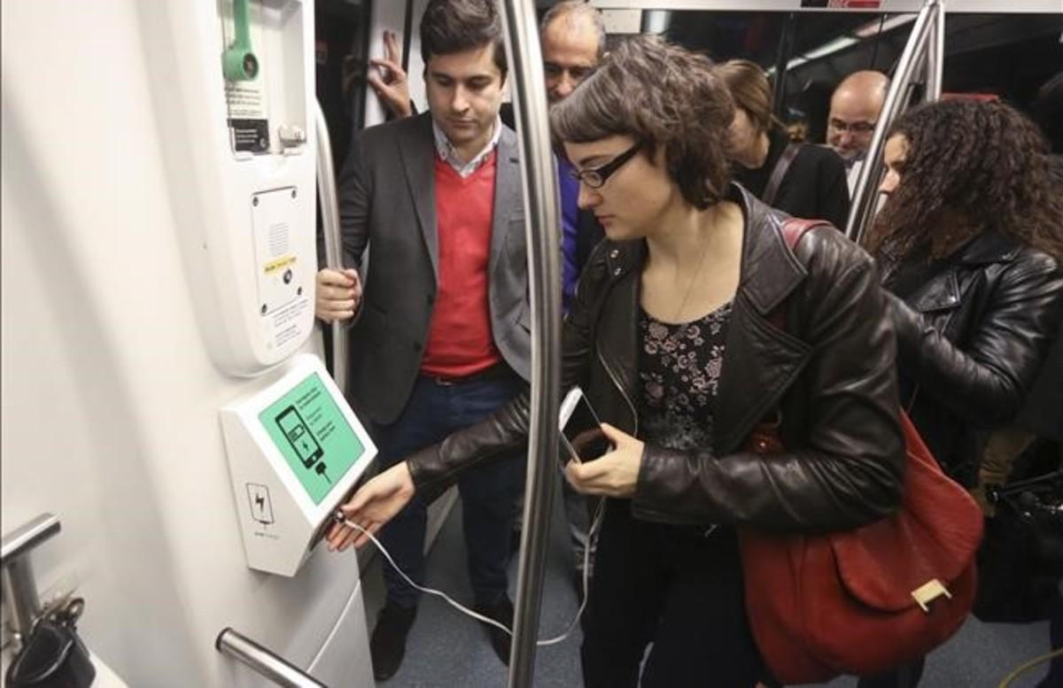 La concejala de Movilidad, Mercedes Vidal, durante la presentación de los enchufes del metro, este lunes. 