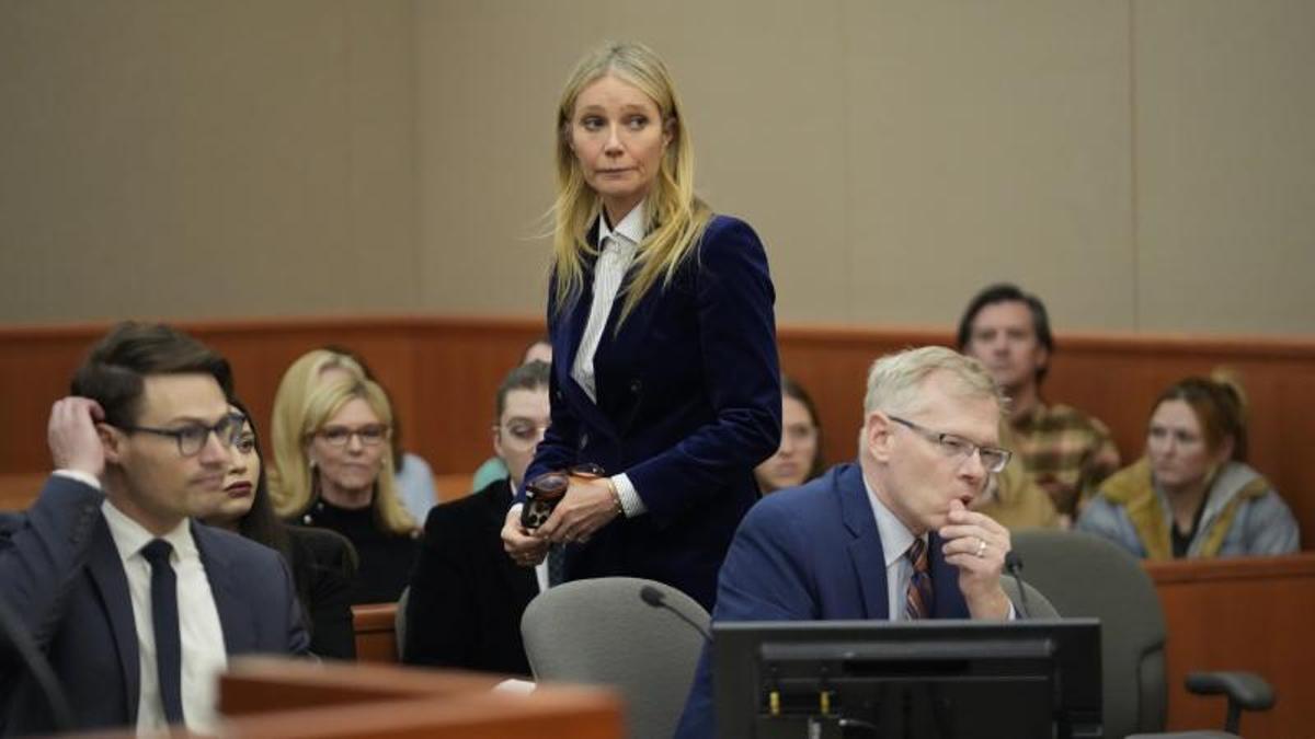 Gwyneth Paltrow sale de la sala del tribunal después del veredicto de no culpable en el juicio por su accidente de esquí en 2016 con Terry Sanderson, de 76 años, en una estación de Utah.
