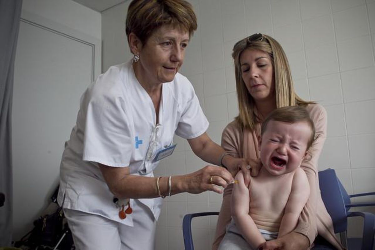 Un niño se vacuna en el CAP de Les Corts de Barcelona. Un niño se vacuna en el CAP de Les Corts de Barcelona.