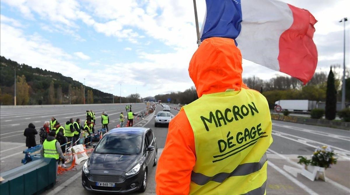 Chalecos amarillos protestan en una autopista francesa. Chalecos amarillos protestan en una autopista francesa.