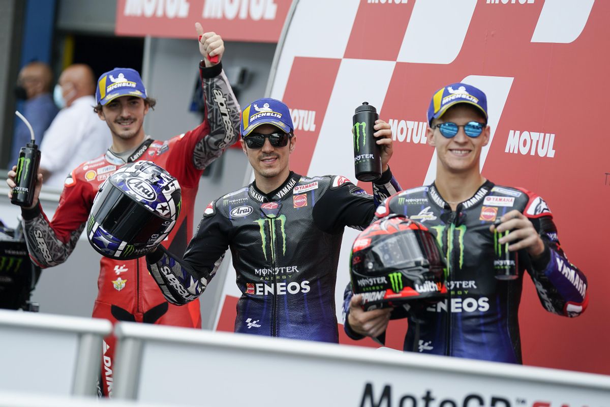 Maverick Viñales, en el centro, entre ’Pecco’ Bagnaia, a la izquierda, y el líder del Mundial de MotoGP, Fabio Quartararo. Maverick Viñales, en el centro, entre ’Pecco’ Bagnaia, a la izquierda, y el líder del Mundial de MotoGP, Fabio Quartararo.