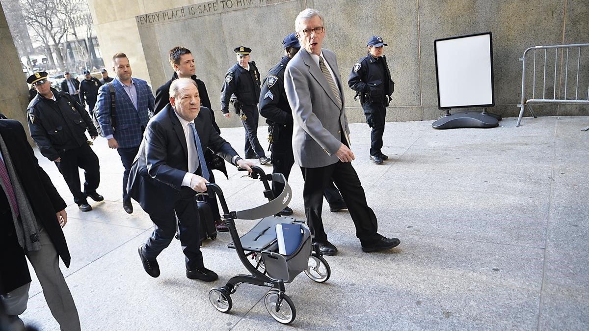Harvey Weinstein accede con un andador al tribunal de Nueva York que le ha condenado, el pasado 25 de febrero.