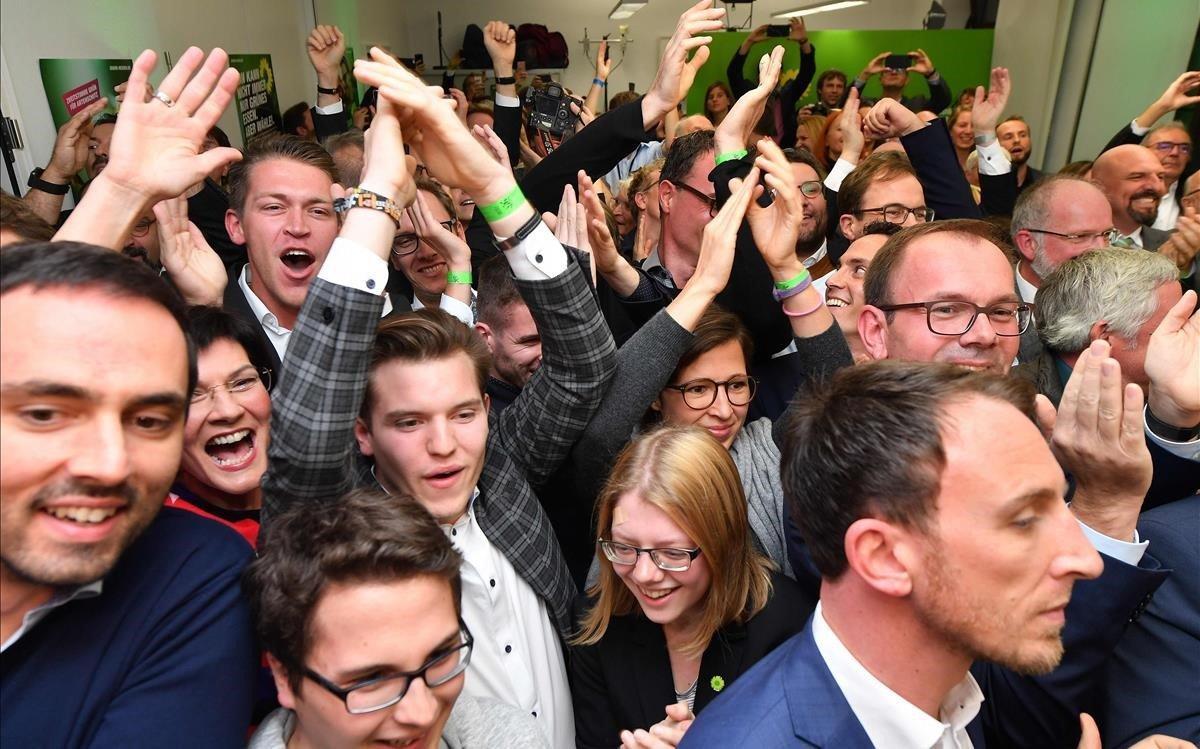 Partidarios de los Verdes celebran los sondeos que les dan un gran resultado. Partidarios de los Verdes celebran los sondeos que les dan un gran resultado.
