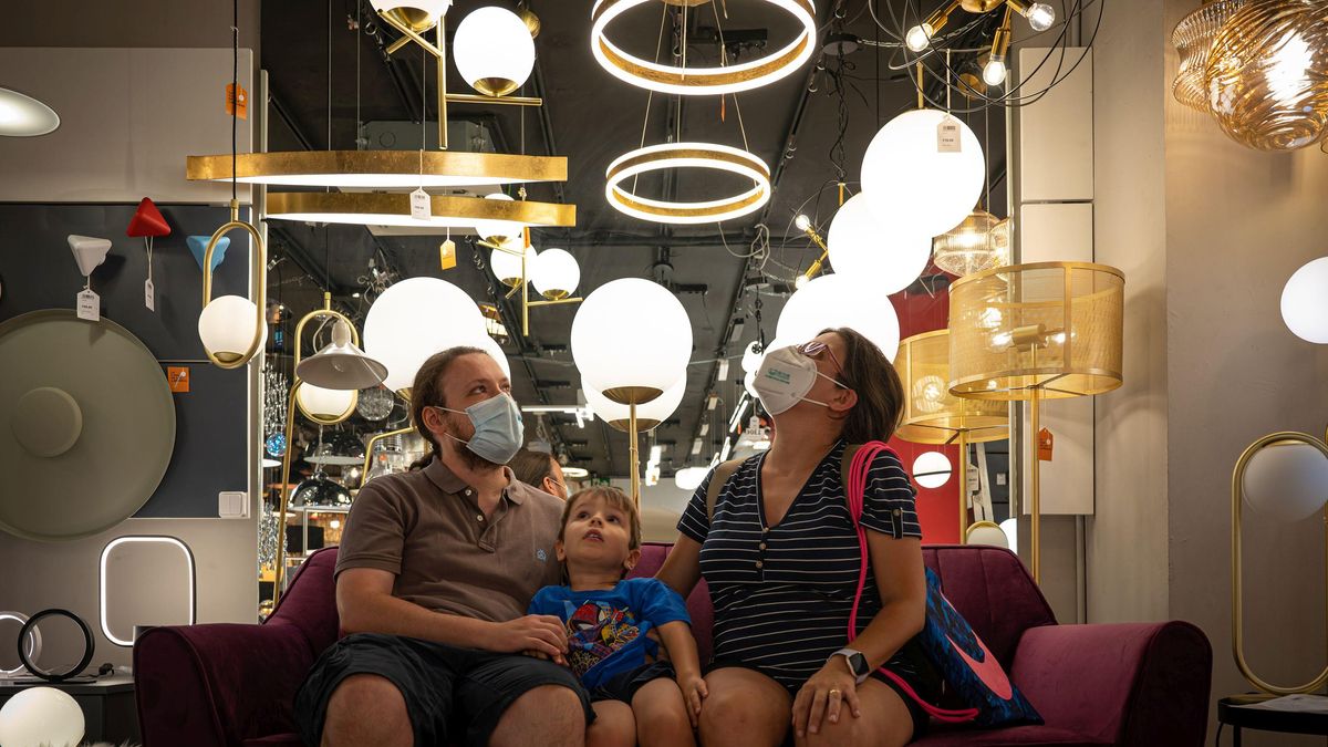 Subida histórica del precio de la luz. Interior de tienda de lámparas Subida histórica del precio de la luz. Interior de tienda de lámparas
