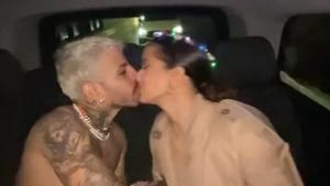Rosalía y Rauw Alejandro se funden en un beso, en un vídeo compartido por el cantante.