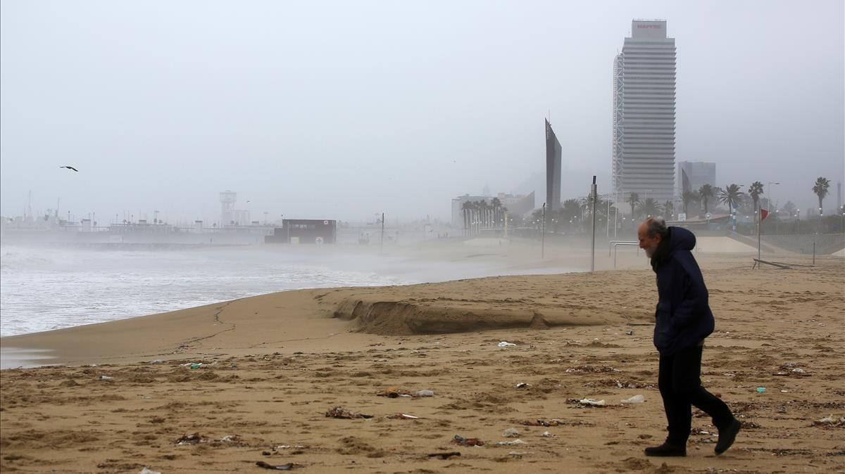 La playa de Barcelona, durante el temporal ’Goria’, el pasado enero.