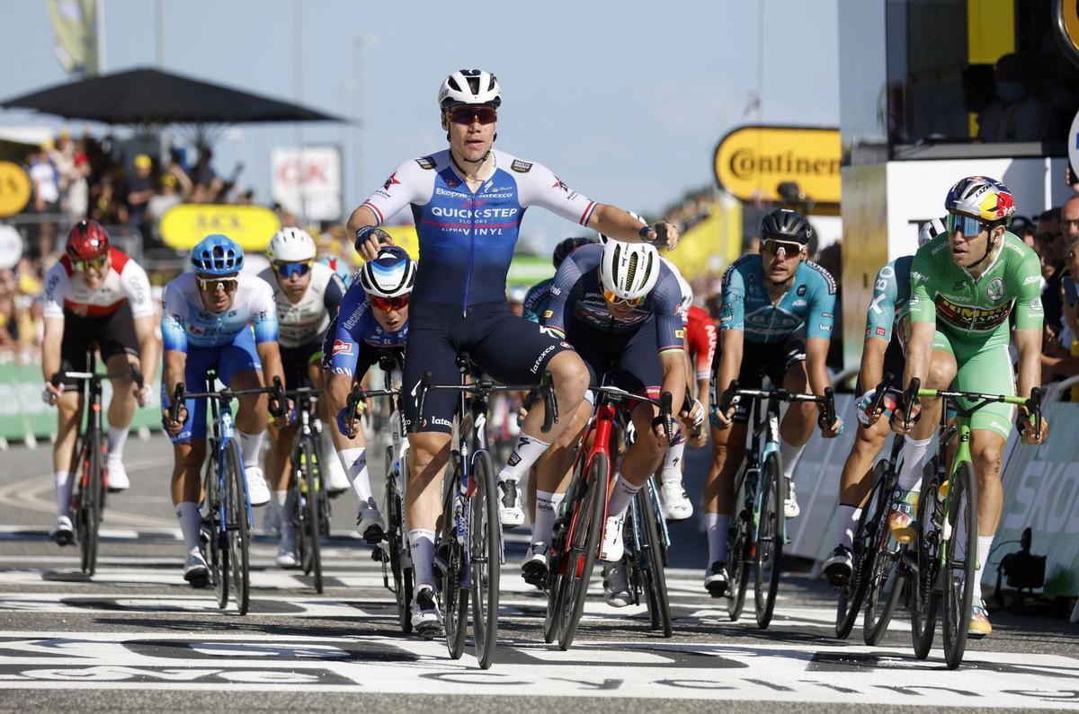 Fabio Jakobsen se lleva el primer 'sprint' del Tour y Van Aert se pone líder