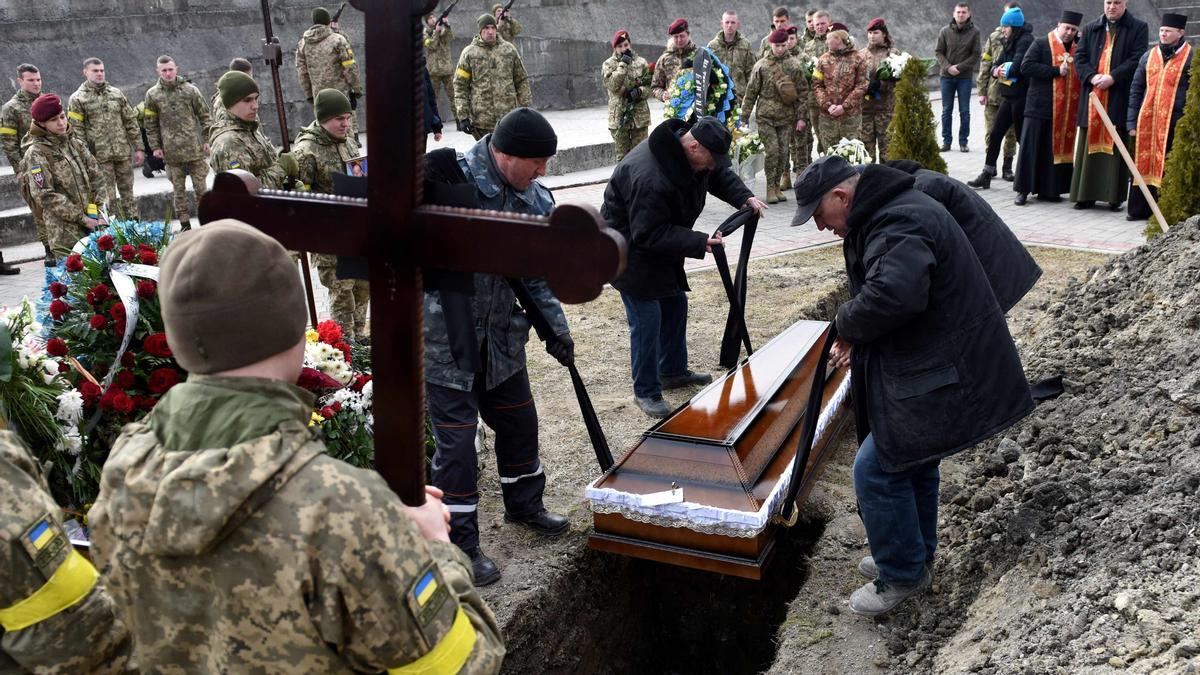 Imágenes del funeral de Dmytro Kotenko, Vasyl Vyshyvany y Kyrylo Moroz, asesinados en batalla en Ucrania. 
