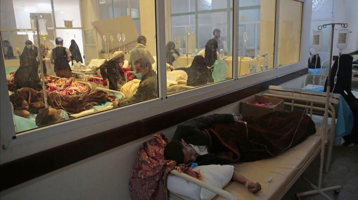 Varios pacientes con cólera son atendidos en un hospital de Saná.