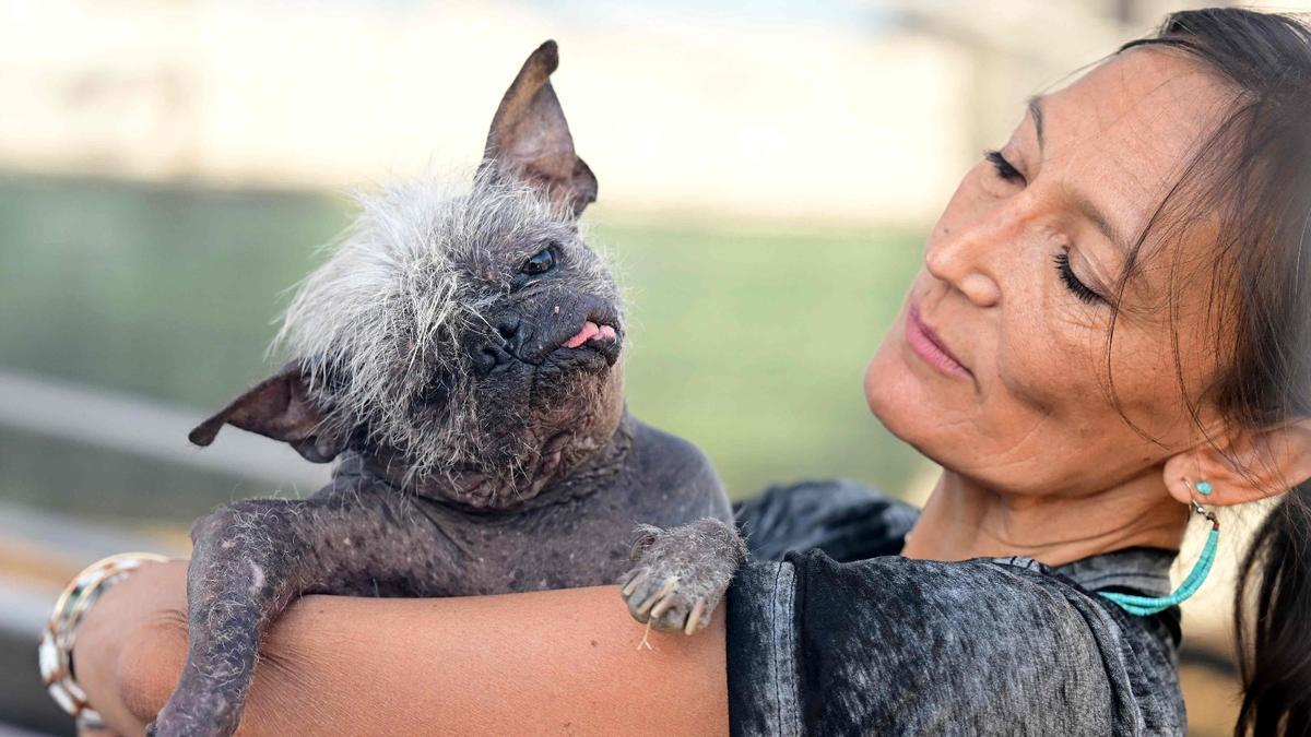 Jeneda Benally y su perro, Sr. Cara Feliz, durante el certamen para elegir al perro más feo del mundo celebrado en Petaluma (California, EEUU) este viernes.