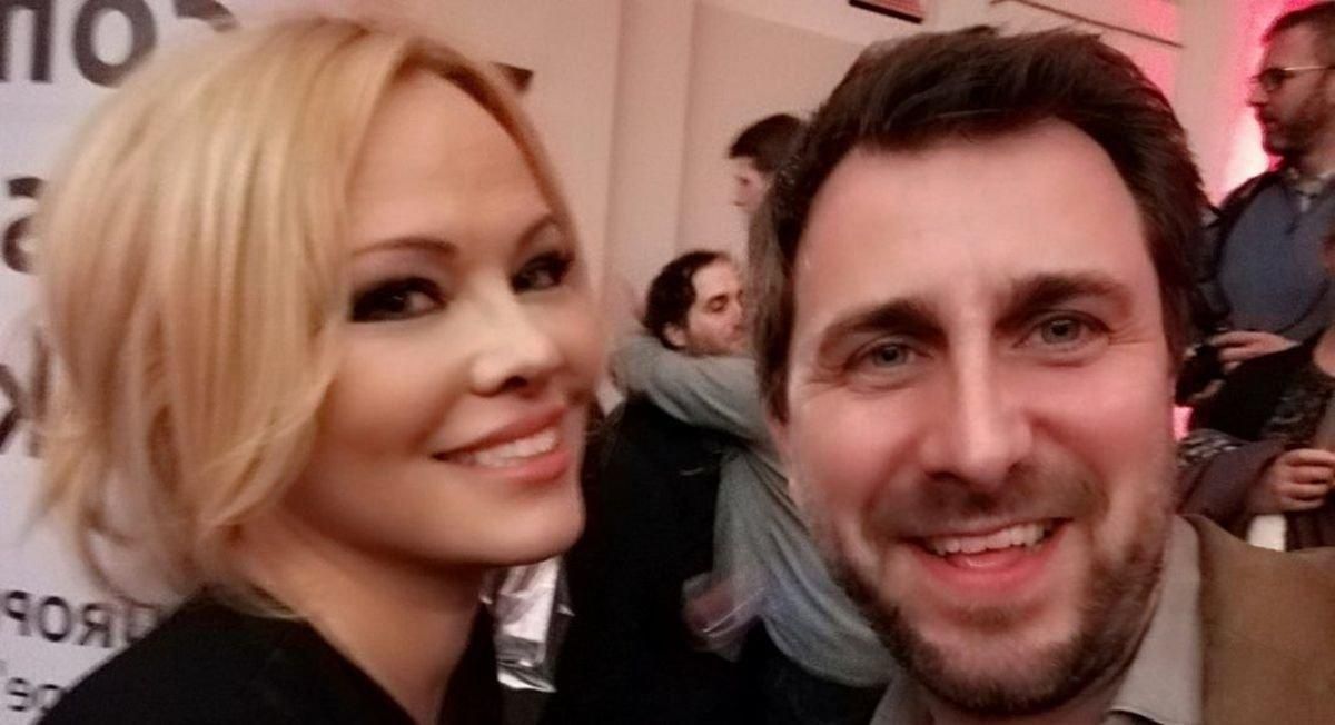 Pamela Anderson y Toni Comín. Pamela Anderson y Toni Comín.