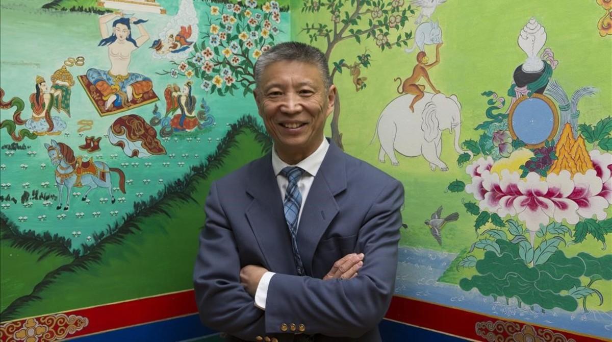Han Lianchao, sonriente, en la sede de la Casa del Tíbet, en Barcelona, el pasado diciembre.