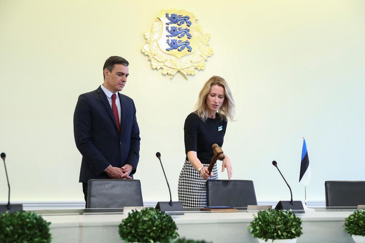 El presidente del Gobierno, Pedro Sánchez, junto a la primera ministra de Estonia, Kaja Kallas, este 6 de julio en Stenbock House, la sede del Ejecutivo del país, en Tallin.