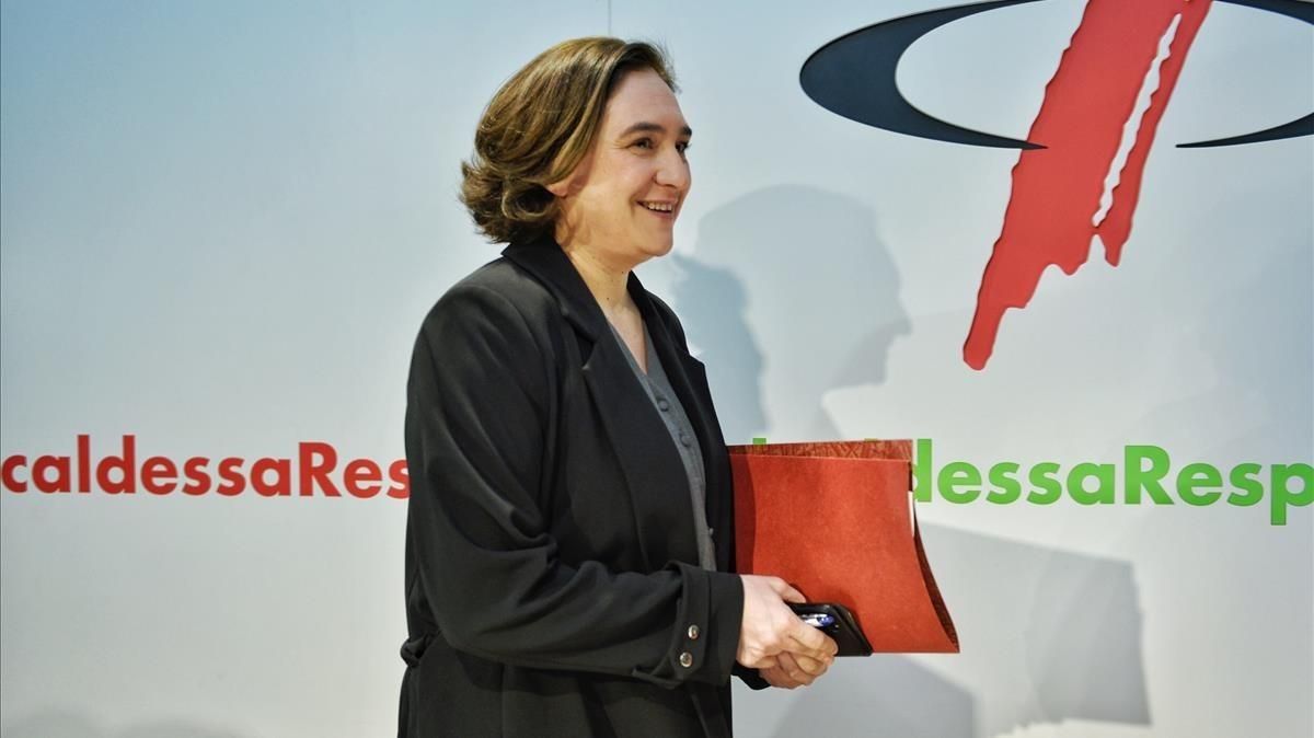 Colau, antes de pronunciar su conferencia en el Col·legi de Periodistes, este lunes. Colau, antes de pronunciar su conferencia en el Col·legi de Periodistes, este lunes.