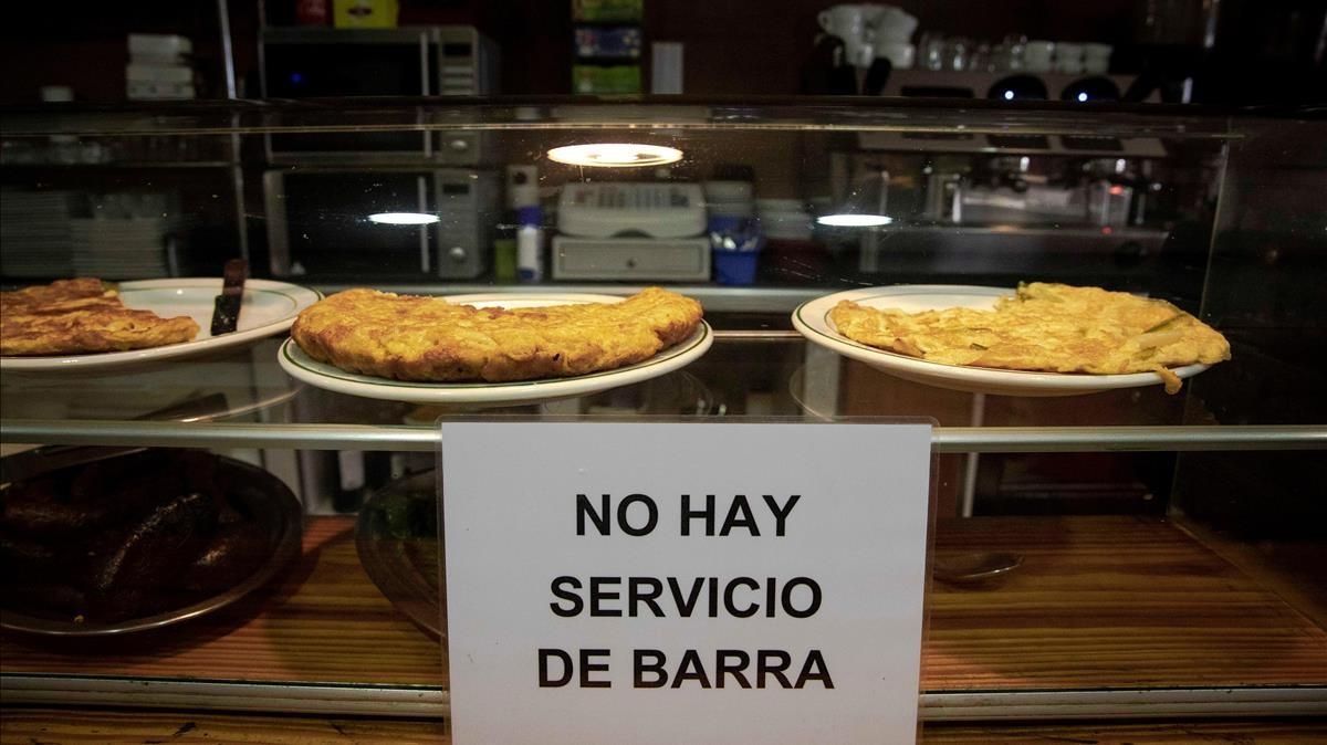 Un cartel en un bar de València indica la prohibición de consumir en la barra por el coronavirus. Un cartel en un bar de València indica la prohibición de consumir en la barra por el coronavirus.