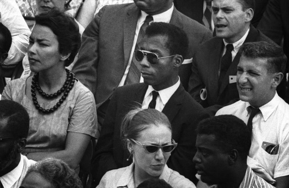 James Baldwin, en el centro con gafas de sol, en un fotograma del documental ‘I’m not your negro’.