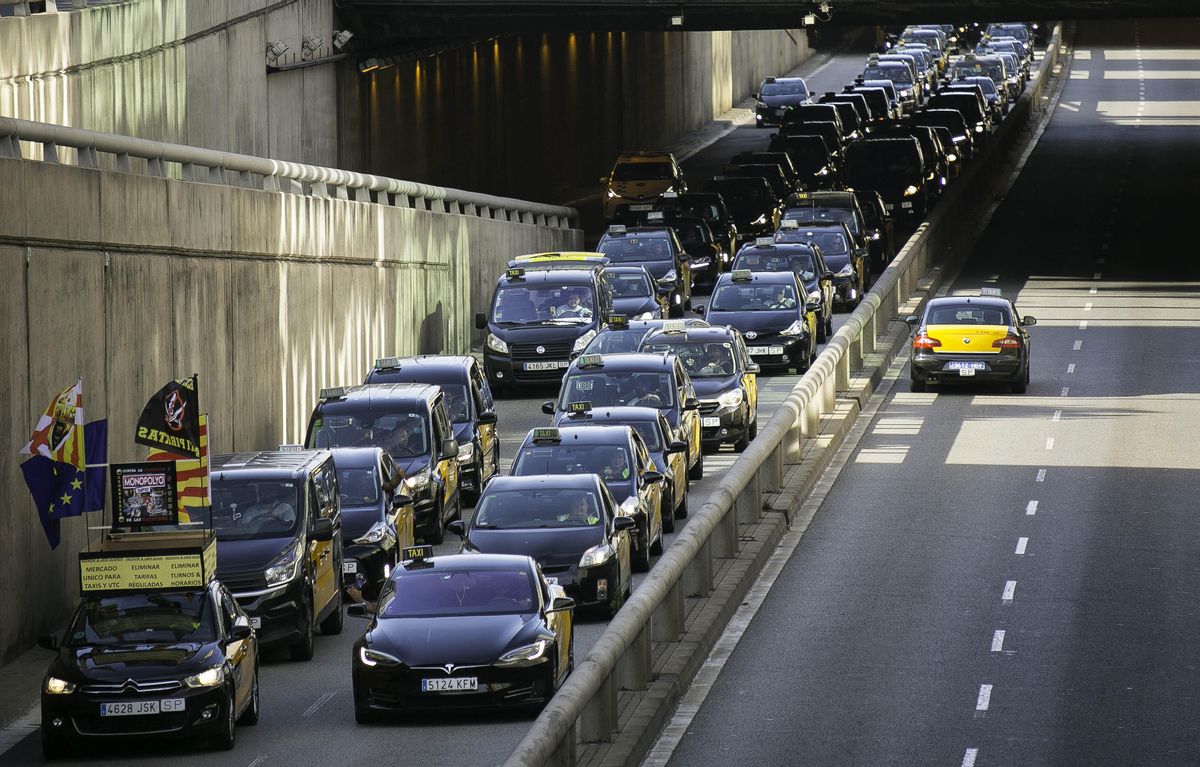 Marcha lenta de taxis por la Gran Vía, a la altura de la plaza de Cerdà, el pasado septiembre Marcha lenta de taxis por la Gran Vía, a la altura de la plaza de Cerdà, el pasado septiembre