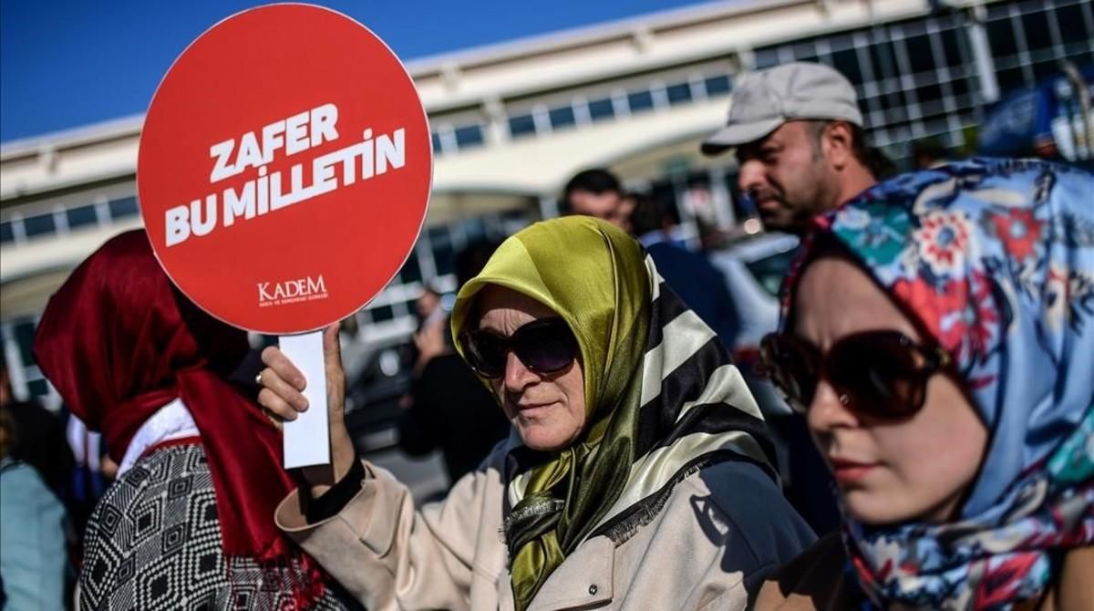 Una mujer participa en una manifestación en Estambul. Una mujer participa en una manifestación en Estambul.