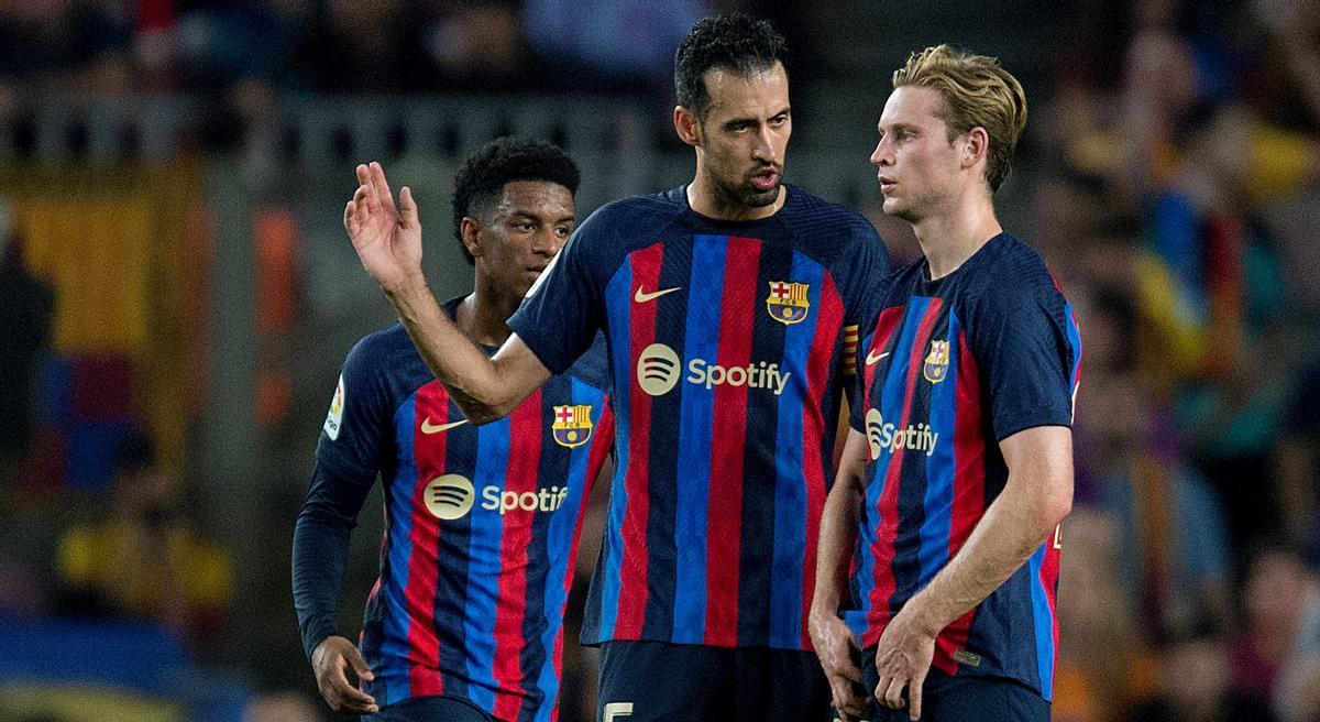 Busquets conversa con De Jong en una pausa del juego durante el partido de Liga entre el FC Barcelona y el Athletic.