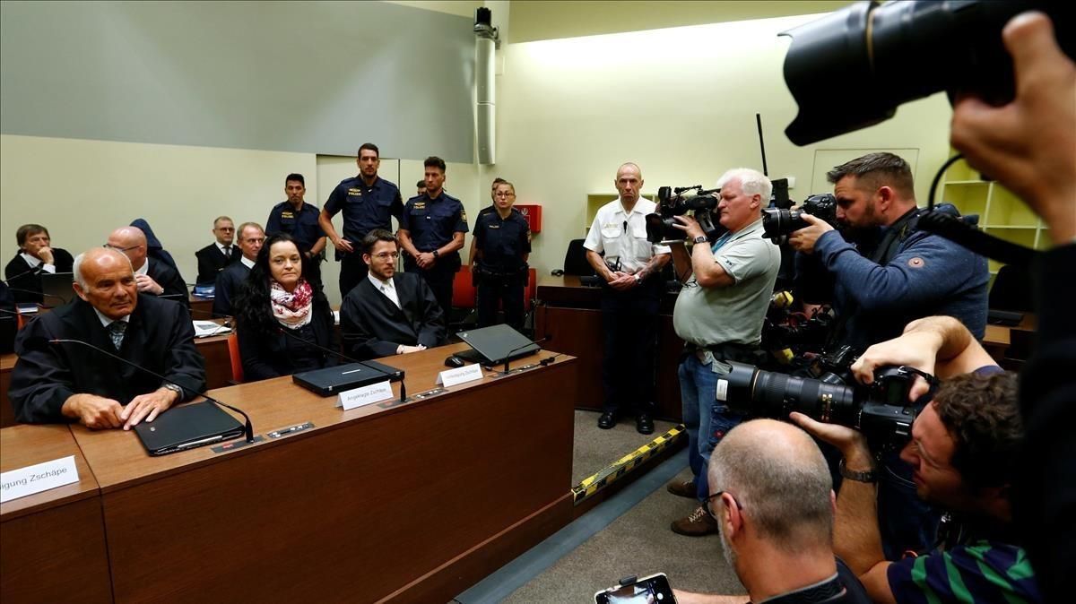 Beate Zschaepe, junto a sus abogados, antes de escuchar la sentencia a cadena perpetua. Beate Zschaepe, junto a sus abogados, antes de escuchar la sentencia a cadena perpetua.