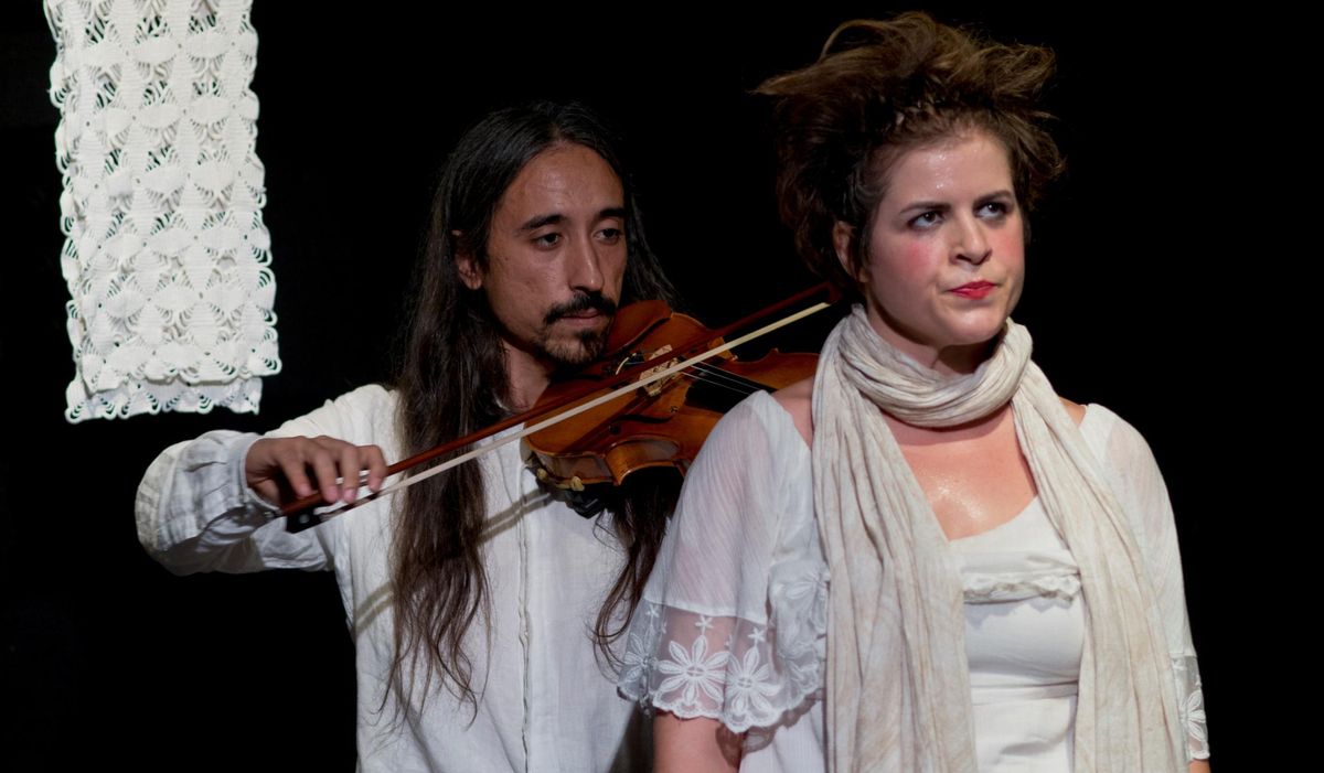 El violinista Joange acompaña musicalmente a Anna Tamayo durante toda la función. El violinista Joange acompaña musicalmente a Anna Tamayo durante toda la función.