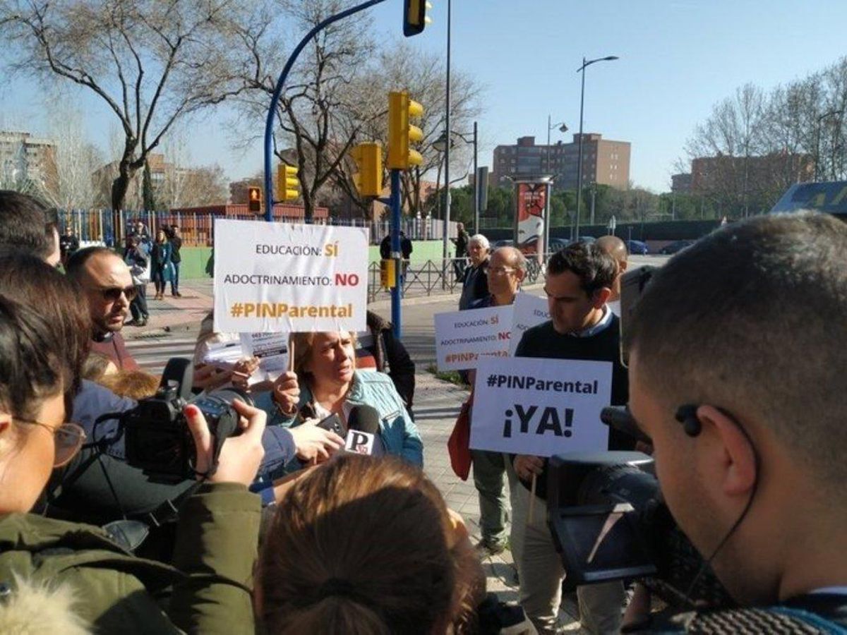 Un acto de Hazte Oír a las puertas de un colegio público en Leganés (Madrid). Un acto de Hazte Oír a las puertas de un colegio público en Leganés (Madrid).