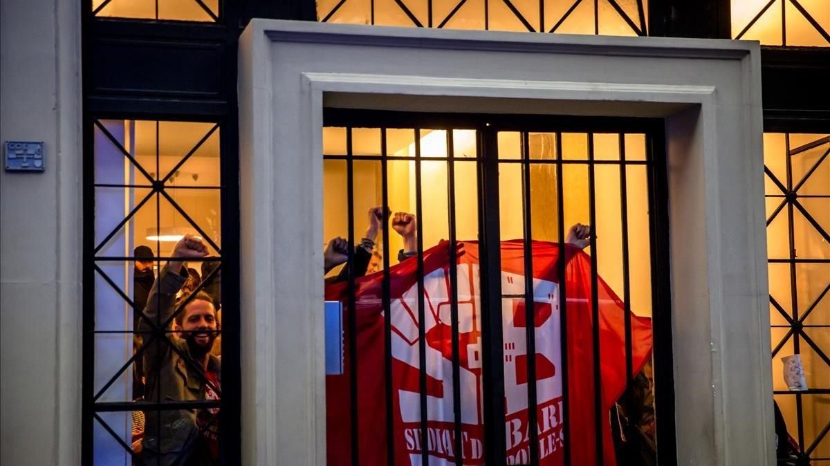 El edificio situado en el número 38 de la calle Lleida de Barcelona, en el barrio del Poble Sec, el pasado 10 de octubre, cuando la presión ciudadana logró paralizar el desahucio. El edificio situado en el número 38 de la calle Lleida de Barcelona, en el barrio del Poble Sec, el pasado 10 de octubre, cuando la presión ciudadana logró paralizar el desahucio.